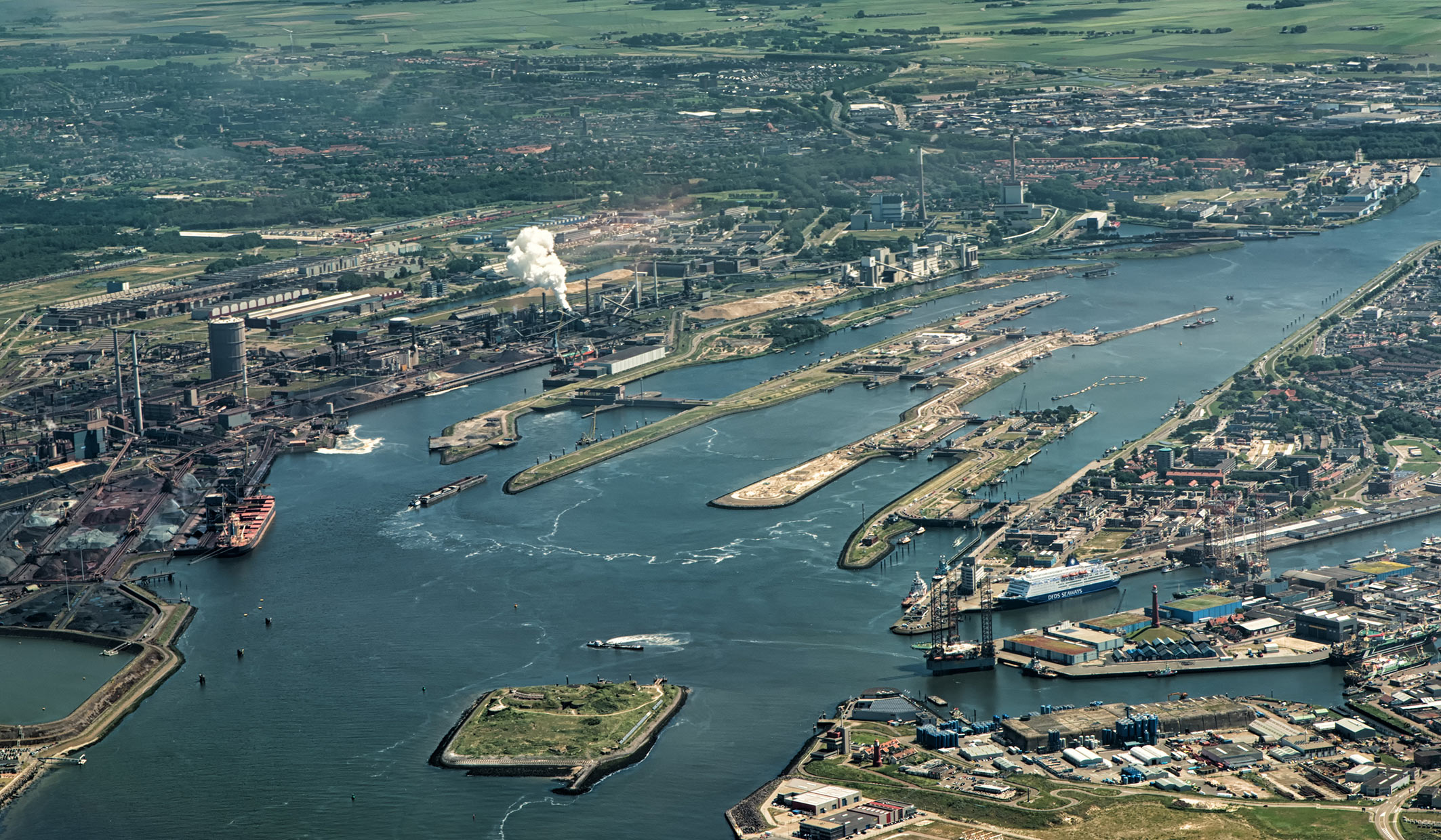 22-juni-2016,-IJmuiden,-Nederland.-Luchtfoto-van-sluis-in-het-Noord-webzeekanaal-met-de-fabriek-van-